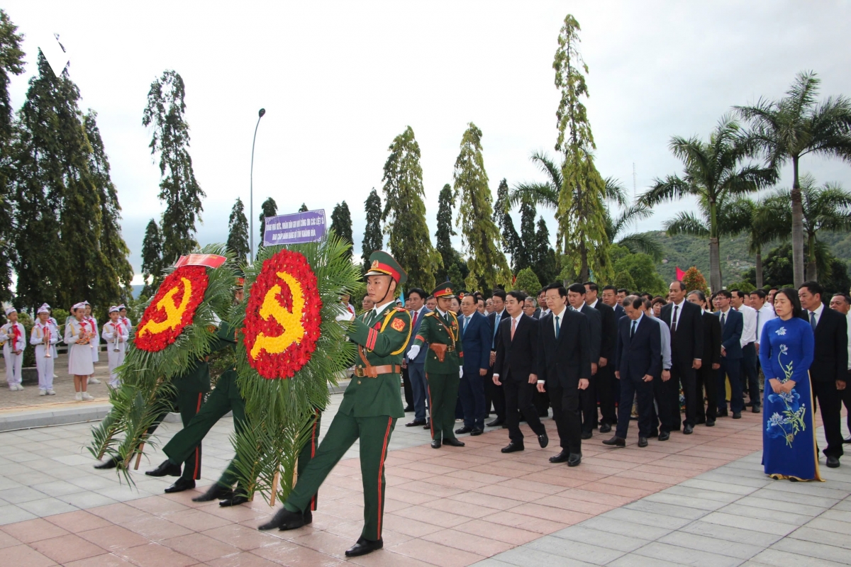 Phó Thủ tướng Mai Văn Chính dâng hương tưởng niệm liệt sĩ tại Khánh Hòa